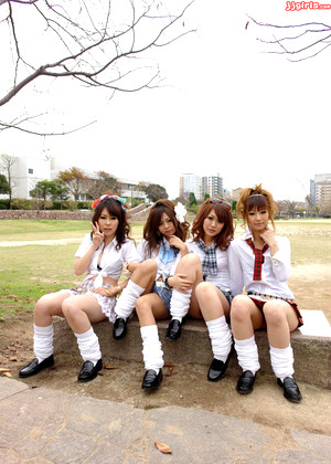 Four Pussy AKB48風の美少女ａｖエロ画像