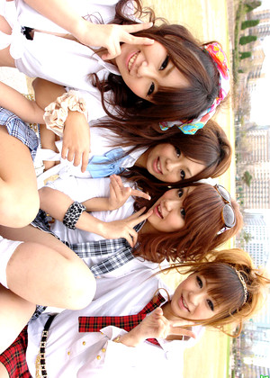 Four Pussy AKB48風の美少女素人エロ画像