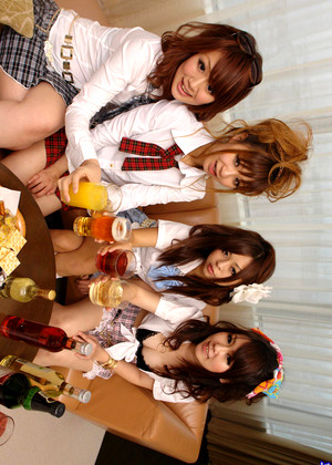 Four Pussy AKB48風の美少女熟女エロ画像