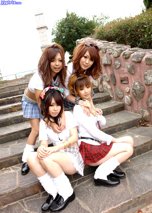 Four Pussy AKB48風の美少女素人エロ画像