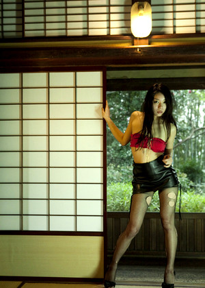 Japanese Yume Sato Modelos Cross Legged jpg 4